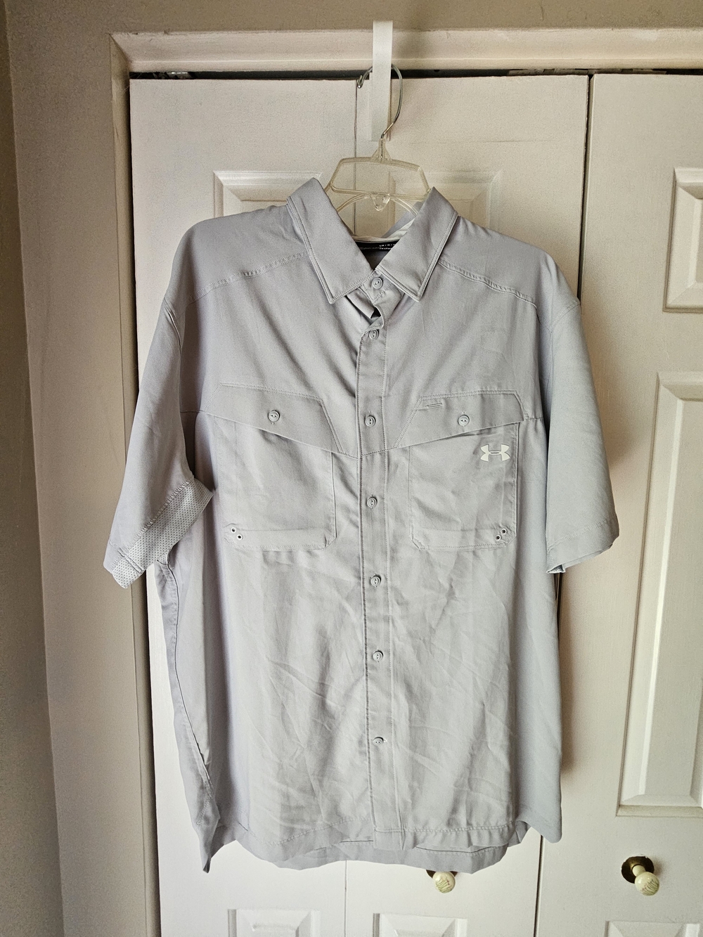 Under Armour Men’s Short-Sleeve Button-Down Shirt - Light Gray.      Large
